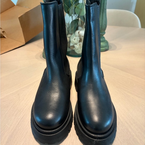 & Other Stories Chelsea leather chunky sole pull-on boots - Picture 5 of 8